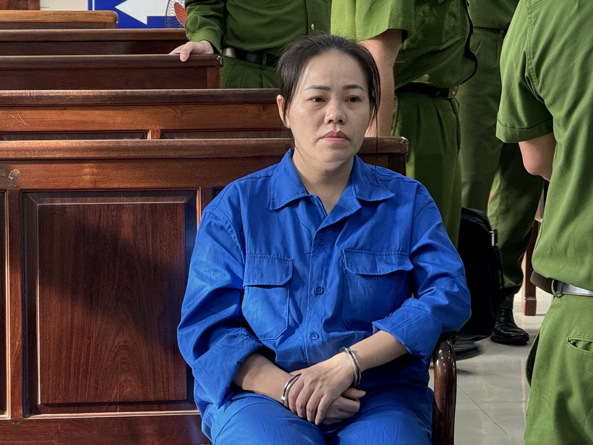 Xét xử người phụ nữ đầu độc 4 người thân bằng xyanua ở Đồng Nai: Bị cáo bật khóc khi nghe cáo trạng về nạn nhân cuối- Ảnh 1. Xét xử người phụ nữ đầu độc 4 người thân bằng xyanua ở Đồng Nai: Bị cáo bật khóc khi nghe cáo trạng về nạn nhân cuối- Ảnh 1.