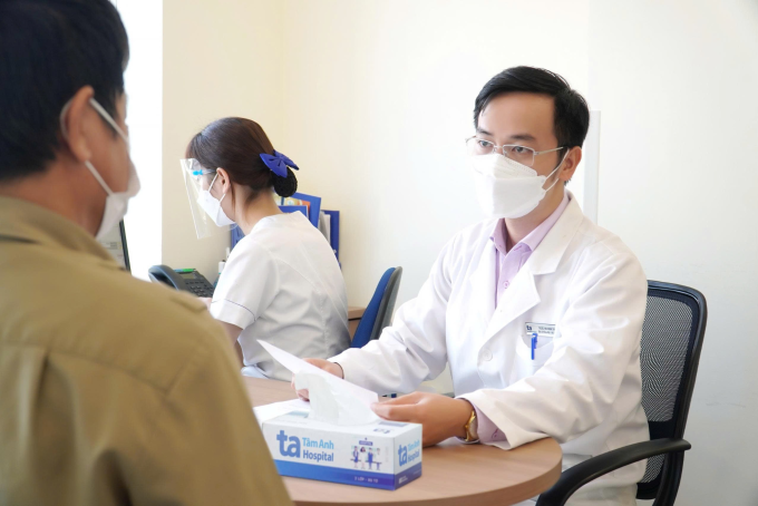 Bác sĩ tư vấn cho bệnh nhân mắc bệnh hen suyễn. Ảnh: Bệnh viện Đa khoa Tâm Anh (NVBV)