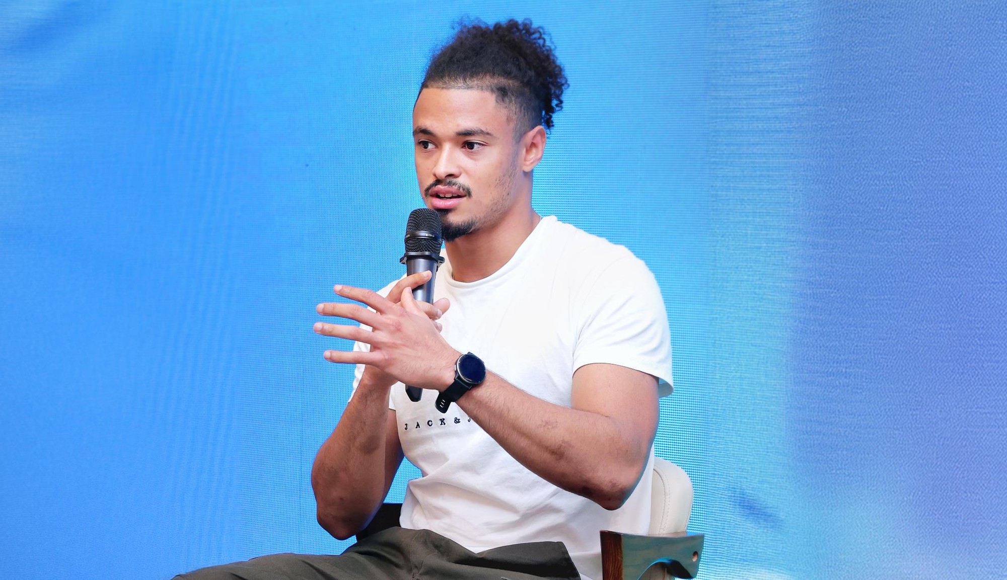 Bi kich cua cau thu tre nguoi Phap phai cat