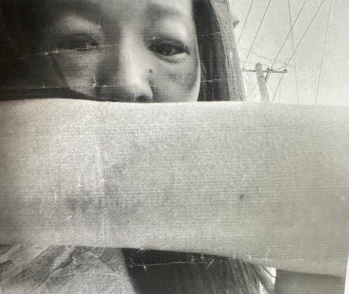 Miêu Lan nộp bằng chứng bị bạo hành lên tòa án. Ảnh: Shangyou