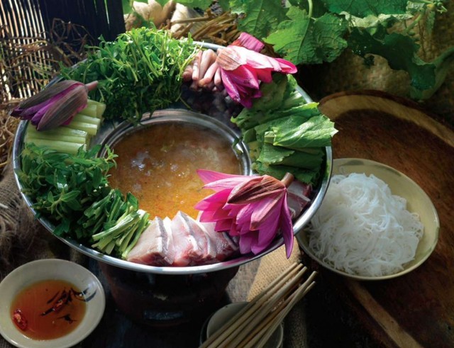 Khi nhúng lẩu, bạn nên cho bông súng vào sau cùng và trụng nhanh để giữ được độ giòn đặc trưng.