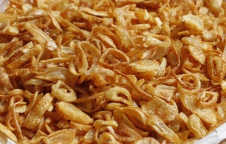 Hành phi đạt chuẩn có màu vàng óng nhẹ, hơi nâu vàng đều nhau, khô ráo, không dính bết. Ảnh minh họa/Internet