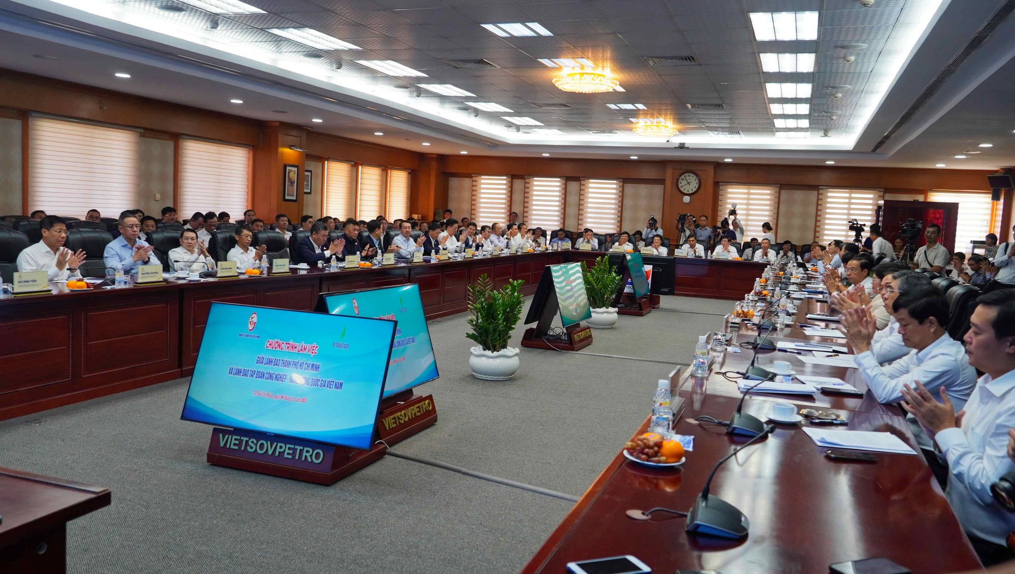 Lãnh đạo TP HCM làm việc với Tập đoàn Petrovietnam về hợp tác chiến lượ - Ảnh 2.