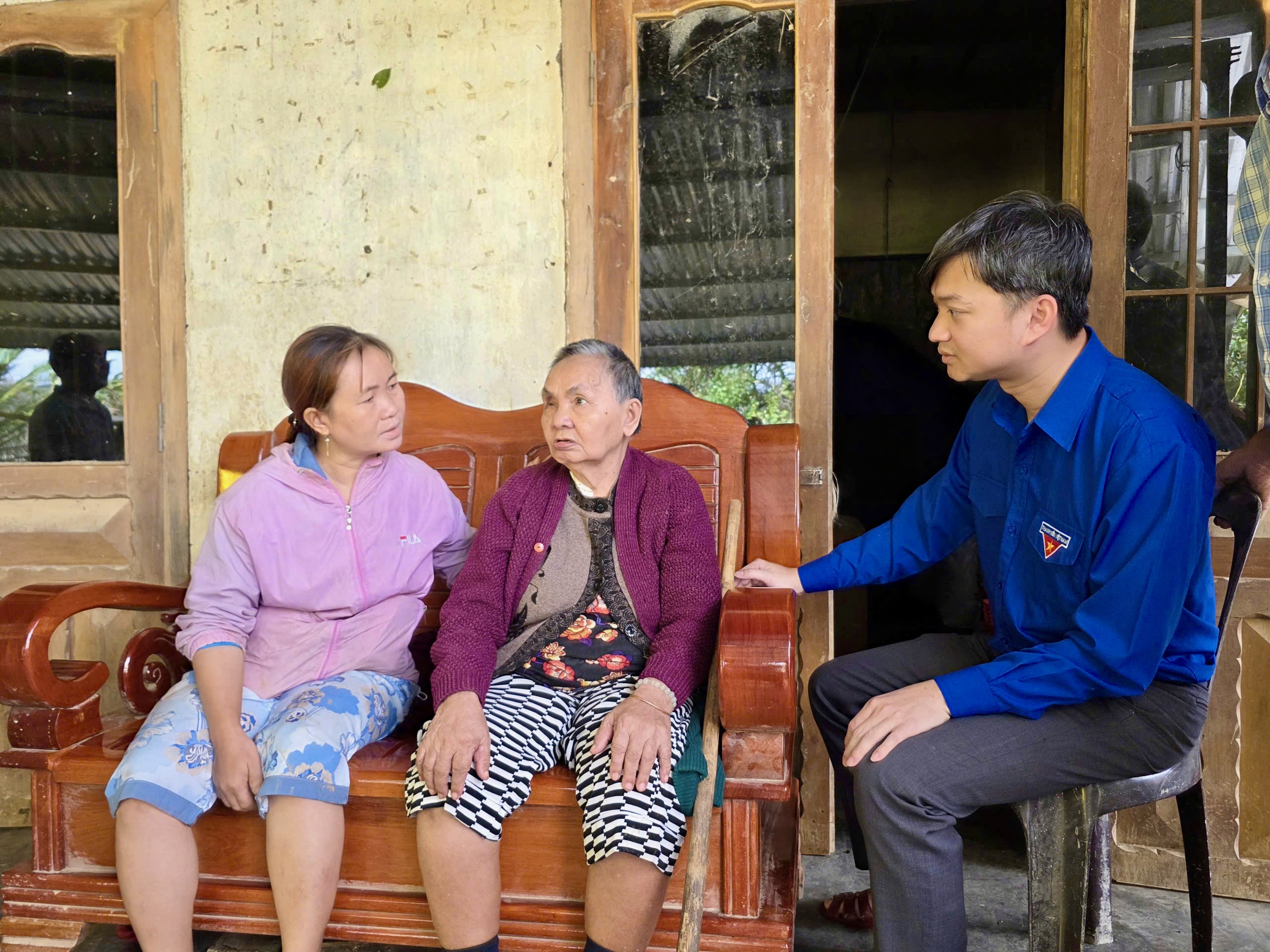 Bí thư Trung ương Đoàn Nguyễn Minh Triết thăm người dân vùng lũ Phú Yên - Ảnh 1.