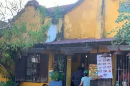 Phố cổ Hội An sạch tinh tươm, du khách tấp nập sau bão