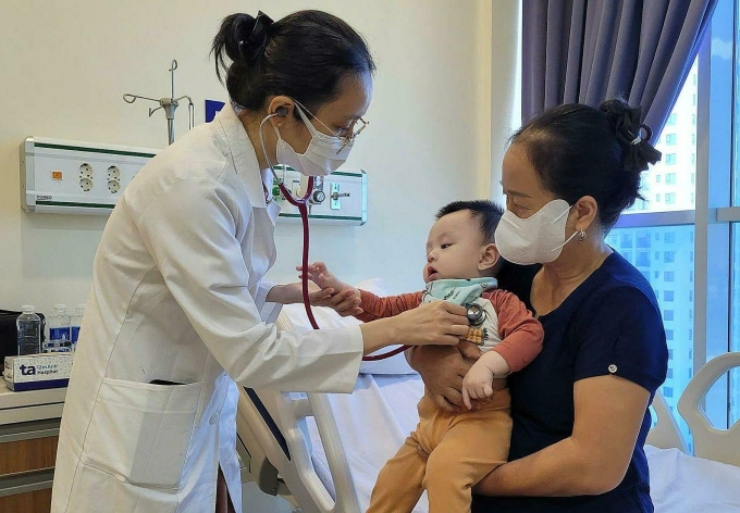 Bác sĩ đang thăm khám cho một bé bị biến chứng viêm tiểu phế quản do cúm A. Ảnh: Bệnh viện Đa khoa Tâm Anh