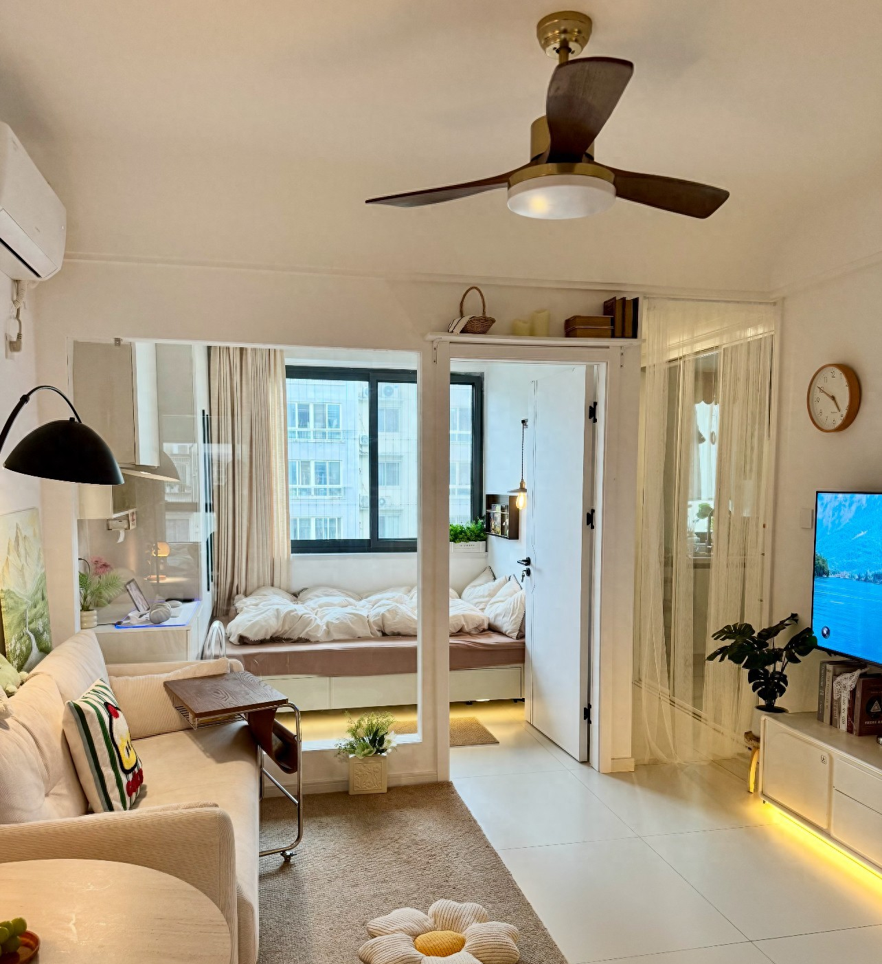 Ảo diệu nhà nhỏ: Biến phòng khách thành 2 trong 1, chỉ 1 vách kính có thêm ngay phòng ngủ 5m²- Ảnh 1.