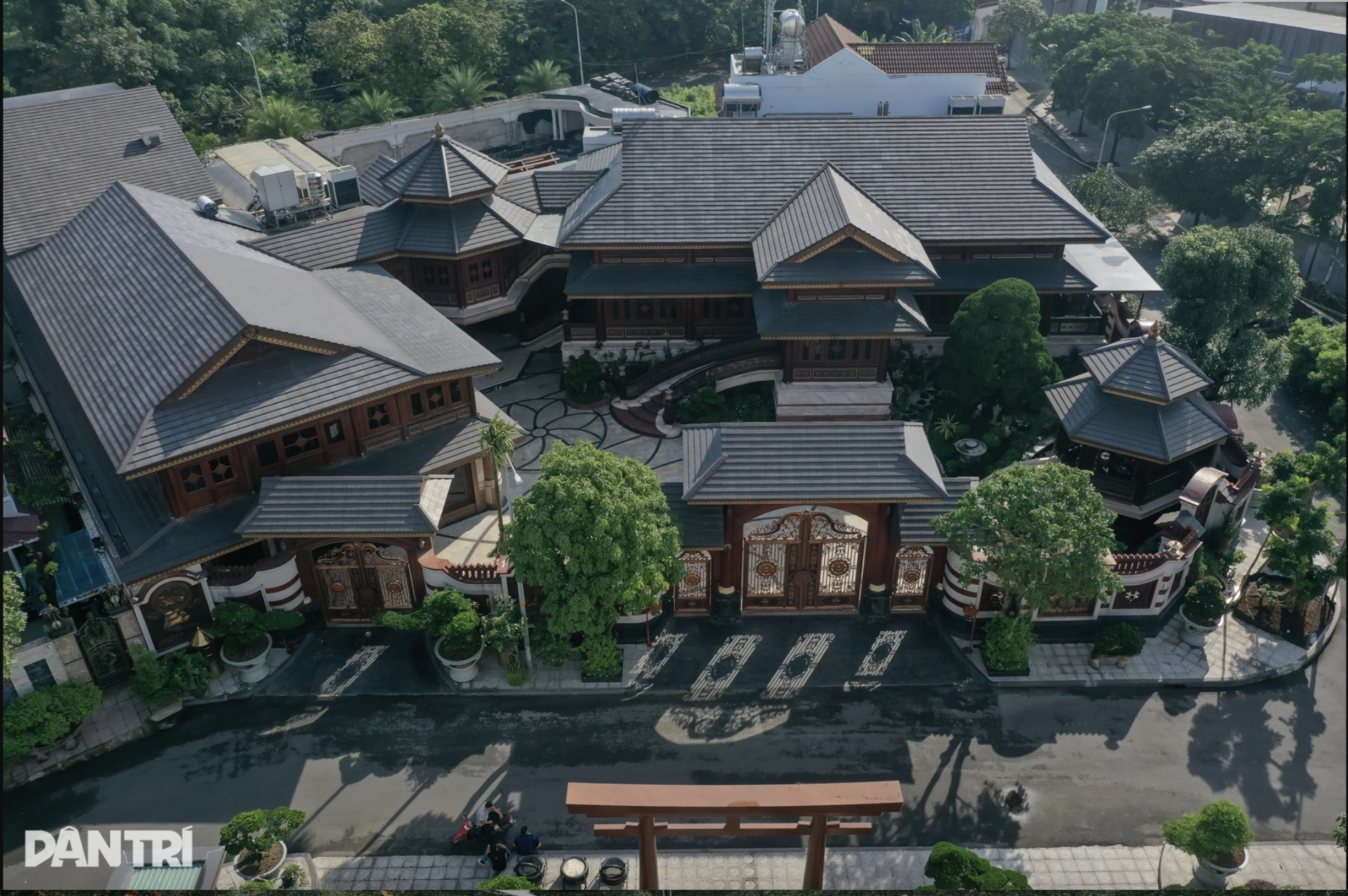 Toàn cảnh từ trên cao biệt phủ xa hoa 4000m2 của vợ chồng 