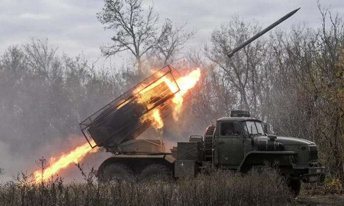 Pháo phản lực Nga khai hỏa nhằm vào lực lượng Ukraine hồi tháng 10. Ảnh: RIA Novosti