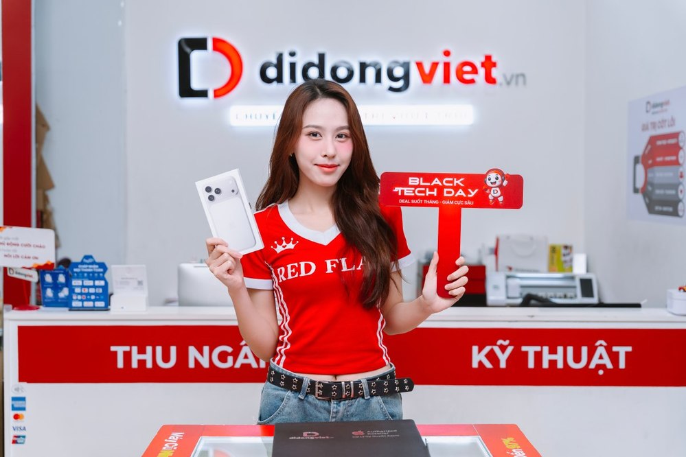  
Á hậu Ngọc Hằng với style năng động check-in cùng iPhone 17 Pro Max màu bạc.