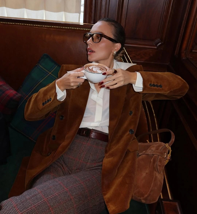 Blazer cổ điển, điểm nhấn hoàn hảo cho mọi phong cách thời trang 9 Blazer cổ điển sành điệu cho mọi outfit - Ảnh 9.