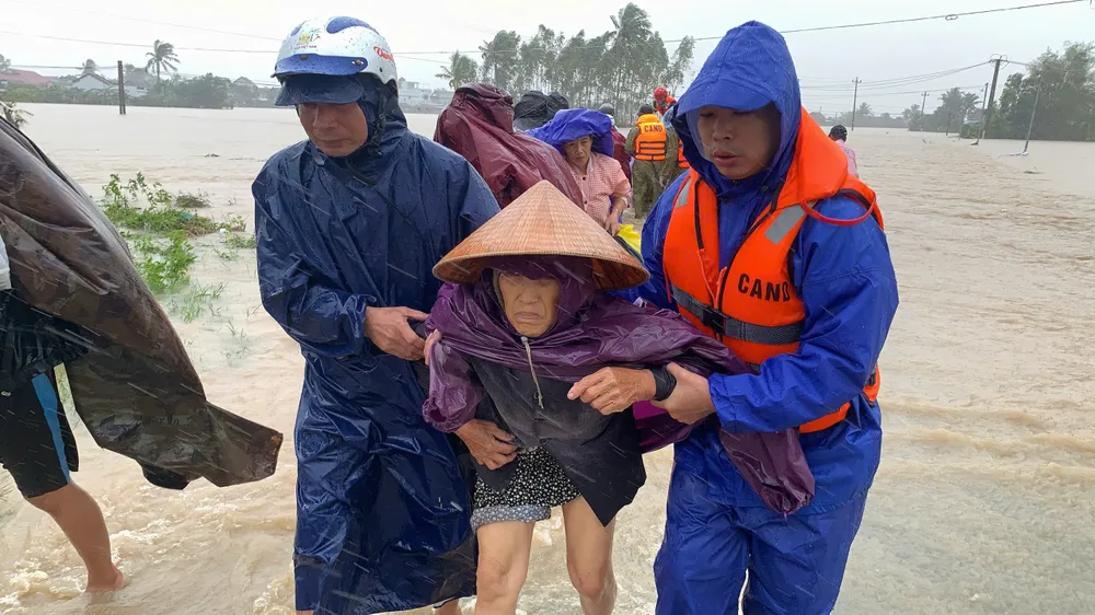 Công an tỉnh Đắk Lắk cứu nhiều người già bị cô lập trong lũ. Ảnh: TIẾN THOẠI Bộ Chính trị, Ban Bí thư lập 5 đoàn công tác chỉ đạo khắc phục mưa lũ ở 4 tỉnh miền Trung