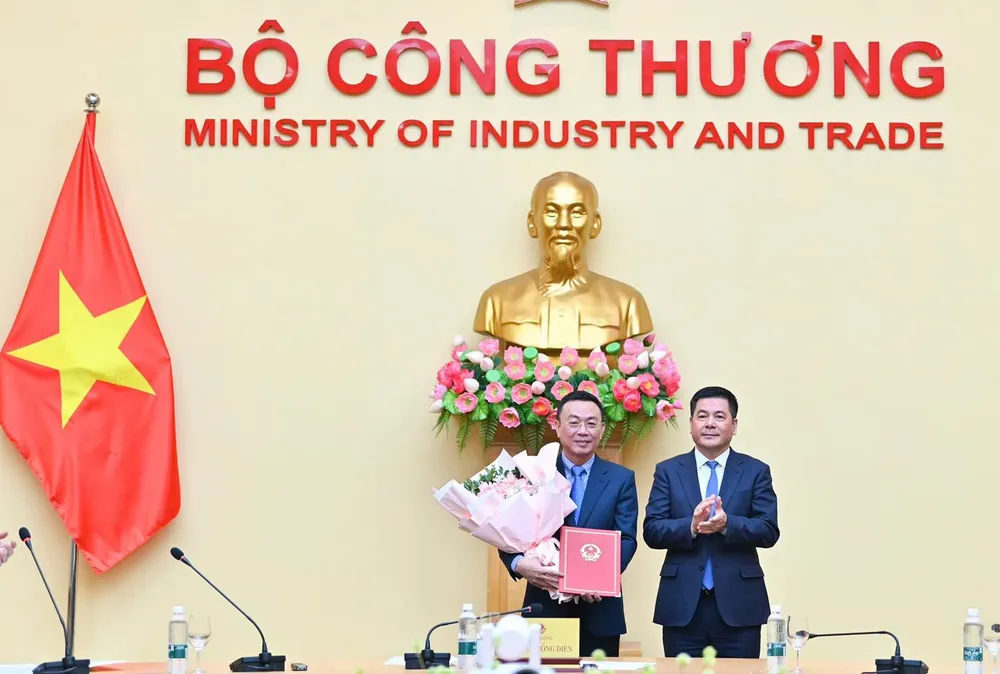 Bộ trưởng Bộ Công Thương Nguyễn Hồng Diên đã trao quyết định bổ nhiệm ông Tô Xuân Bảo, Chánh Văn phòng Đảng uỷ Bộ giữ chức Phó Viện trưởng Viện Năng lượng, đồng thời trao quyền Viện trưởng cho ông Tô Xuân Bảo. Ảnh: BCT 589317858_122113863201046717_644121597740091635_n.jpg