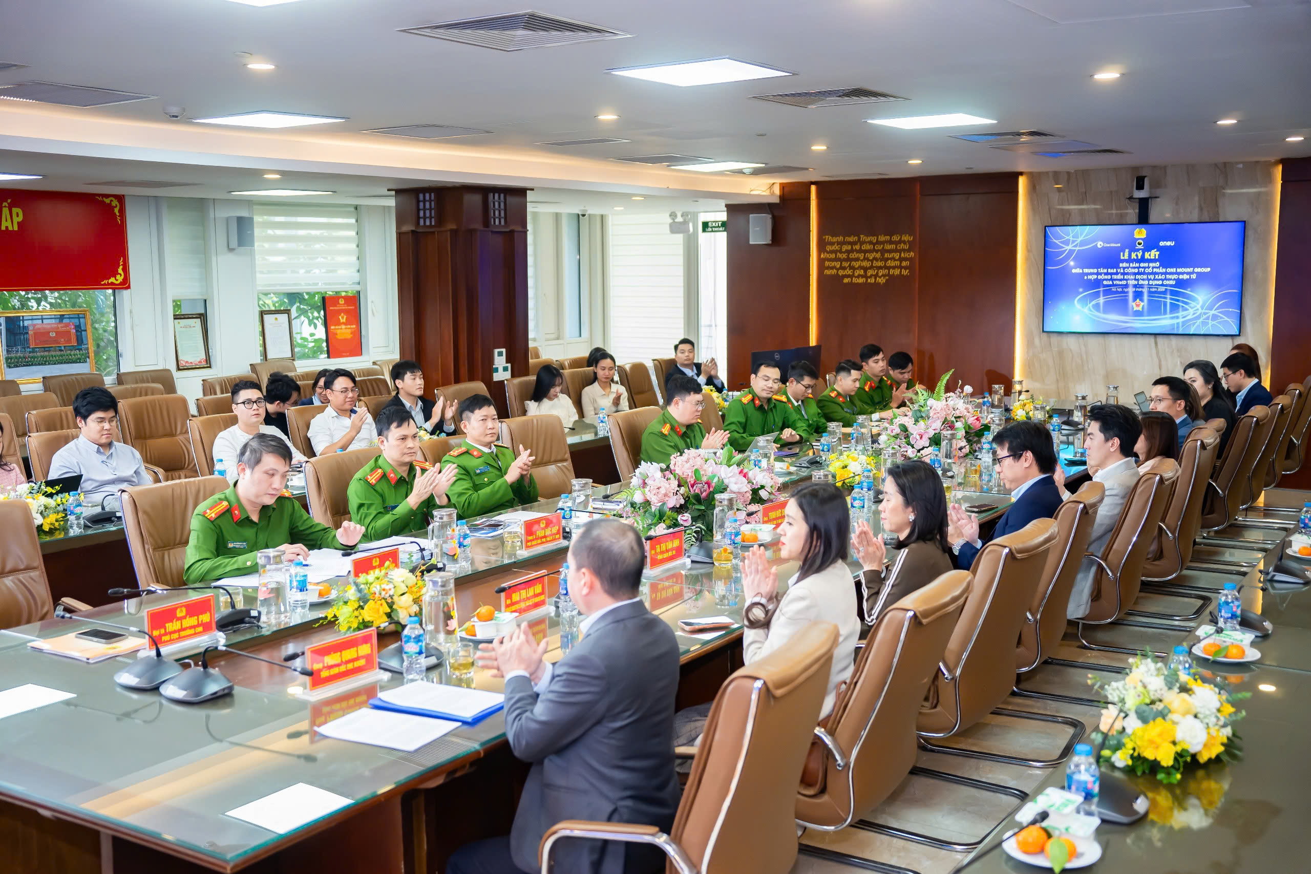 Bộ Công an triển khai dịch vụ xác thực điện tử qua VNeID trên ứng dụng OneU 3 Bộ Công an triển khai dịch vụ xác thực điện tử qua VNeID trên ứng dụng OneU - Ảnh 3.