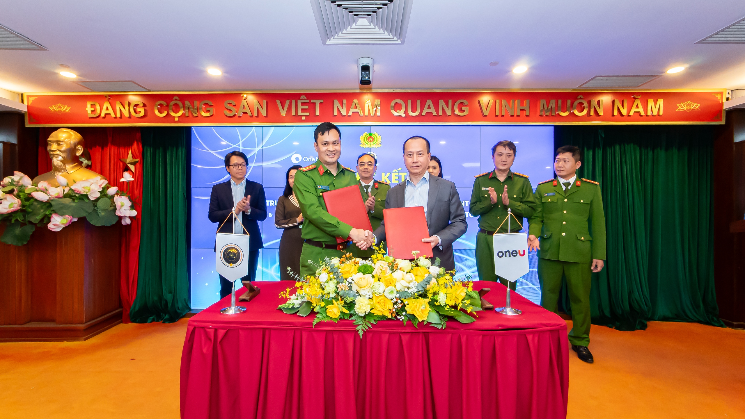 Bộ Công an triển khai dịch vụ xác thực điện tử qua VNeID trên ứng dụng OneU 1 VNeID - Ảnh 1.