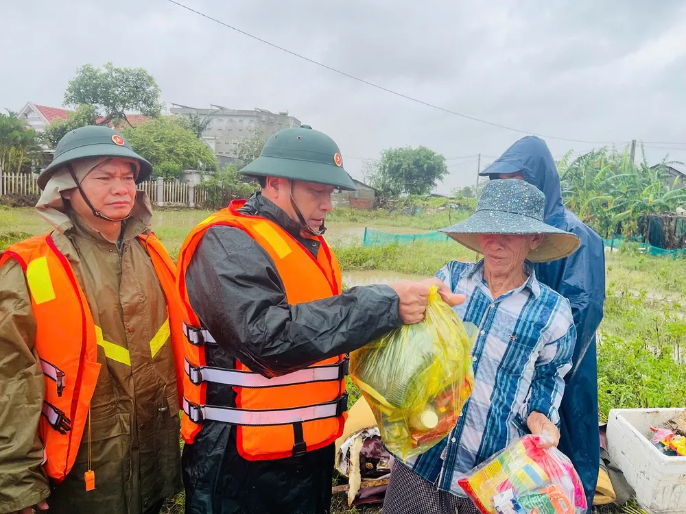 Đoàn công tác của Tổng Cục Chính trị QĐND thăm hỏi, chia sẻ mất mát và động viên người dân. xuat-cap-15-tan-luong-kho-ho-tro-nhan-dan-khong-de-dan-doi-1.jpg