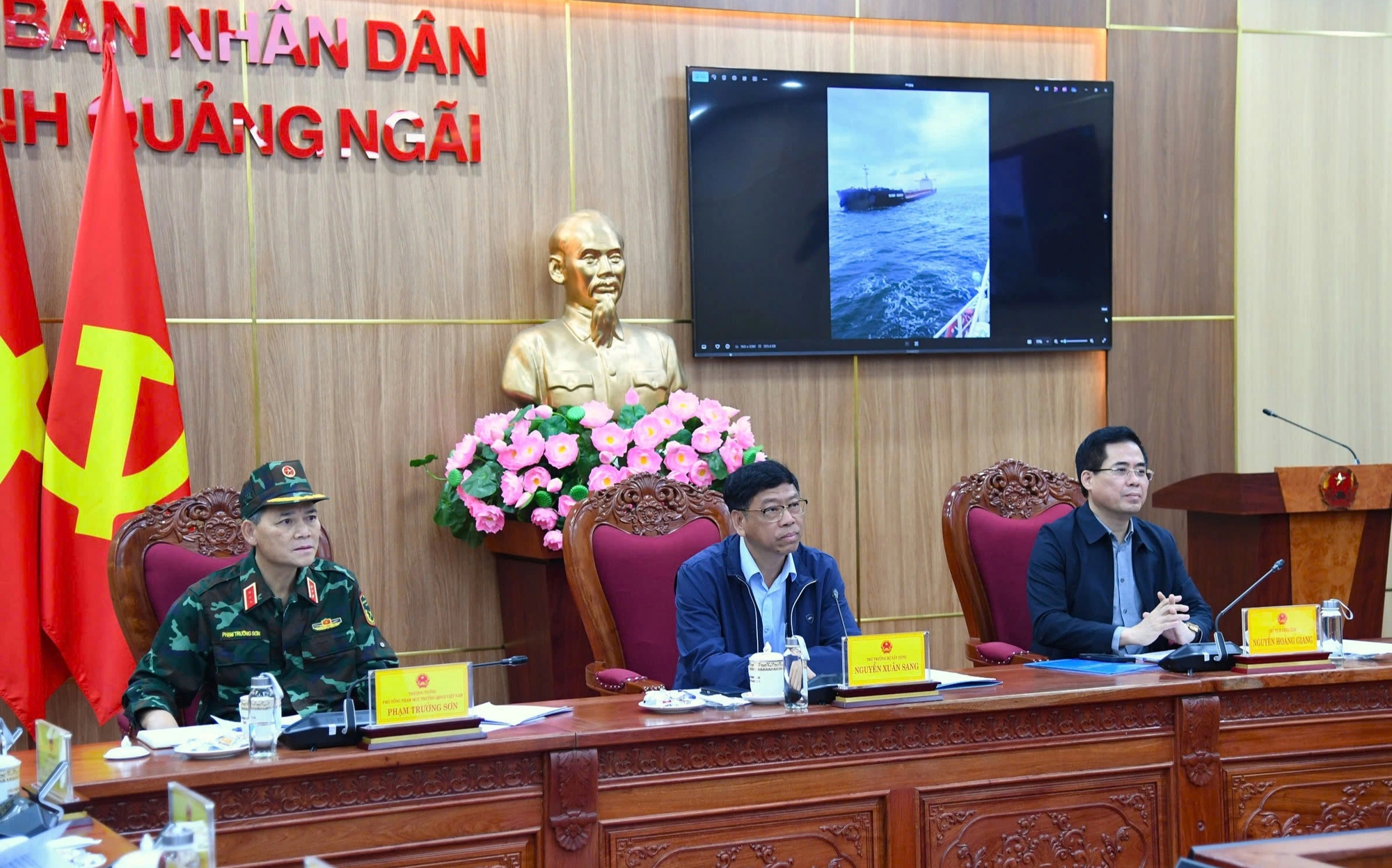 Quảng Ngãi: Quân đội hỗ trợ di dời 10.000 Hộ dân trước bão số 13 Kalmaegi - Ảnh 1.