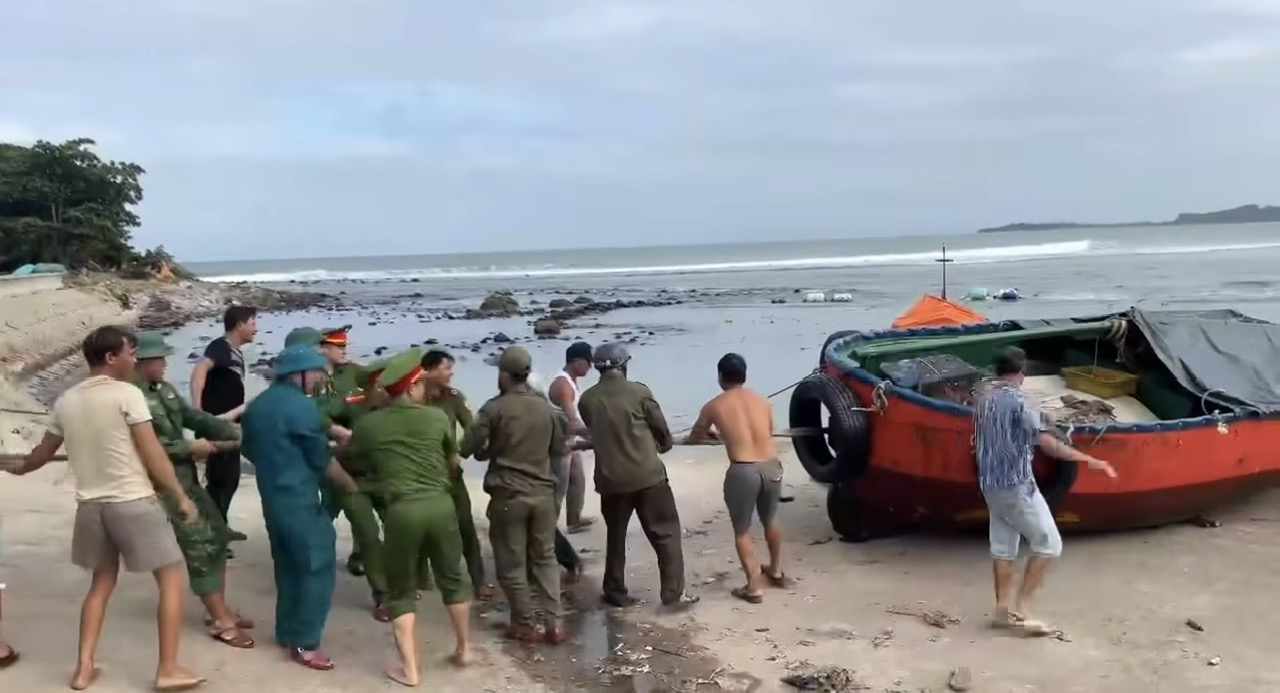 Quảng Ngãi: Quân đội hỗ trợ di dời 10.000 Hộ dân trước bão số 13 Kalmaegi - Ảnh 2.