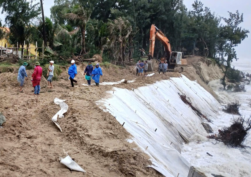 Bờ biển Hội An bị xâm thực sâu gần 30 m, nhiều tuyến giao thông tê liệt - Ảnh 1.