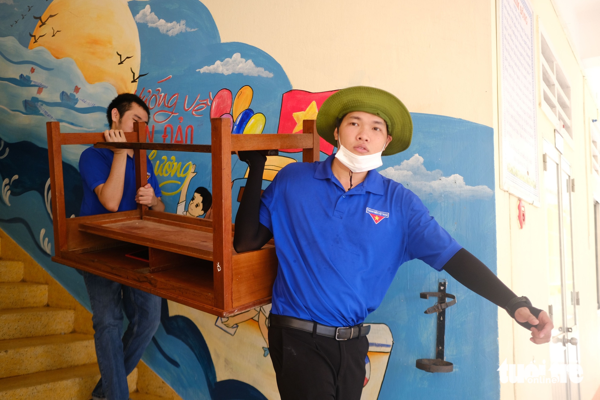 Bộ đội, công an và đoàn viên thanh niên dọn cây xanh, lợp lại nhà sau bão Kalmaegi- Ảnh 3.