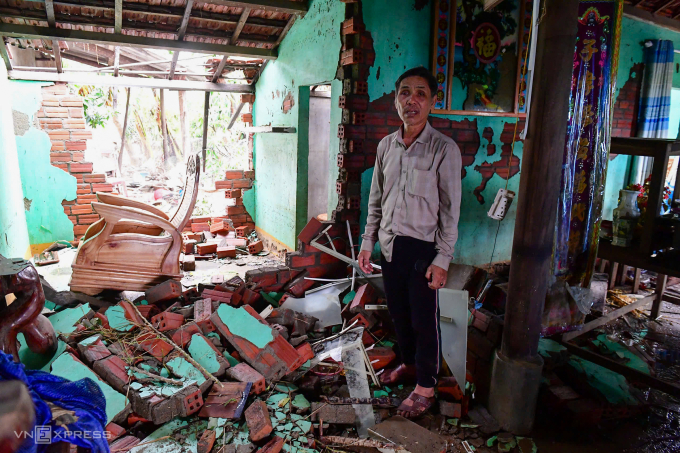 Ông Nguyễn Văn Bớ, trú thôn Mỹ Trung, xã Hòa Thịnh (Phú Yên cũ, nay là Đăk Lăk) trong căn nhà sập khi nước lũ rút đi. Ảnh: Thanh Tùng
