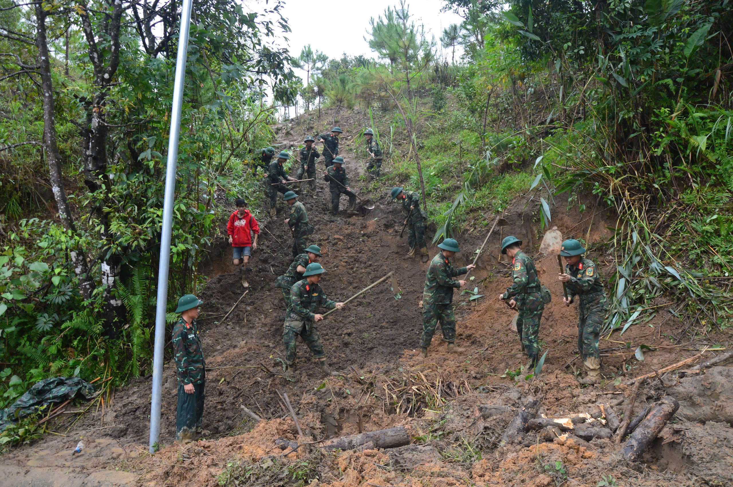 Bộ đội xẻ núi, mở đường vào 5 thôn bị cô lập do sạt lở ở Quảng Ngãi - Ảnh 1.
