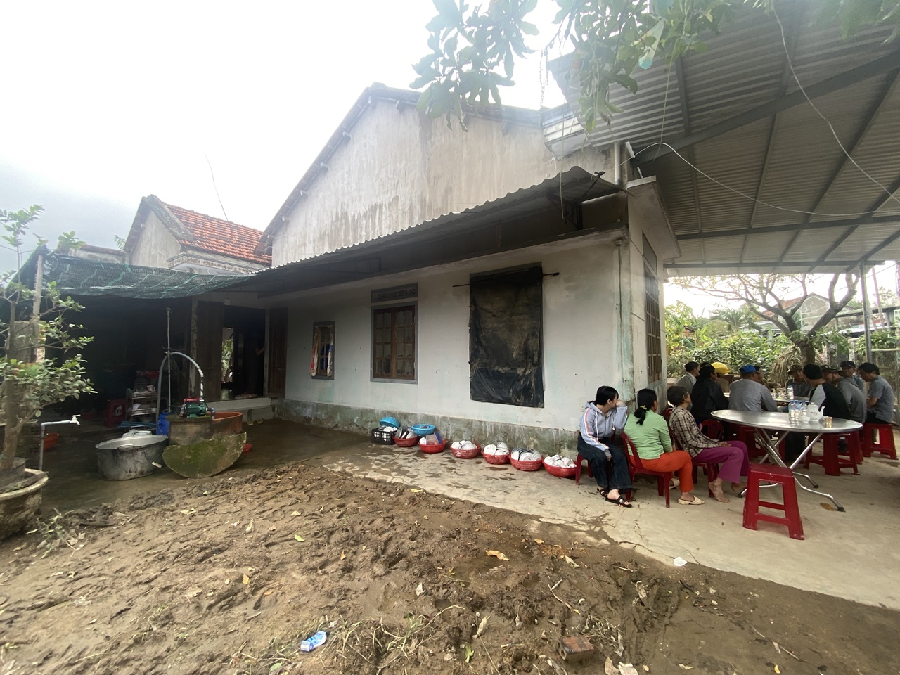 Bàn thờ tạm của người đàn ông mất tích 7 ngày sau cơn lũ dữ: Bò được cứu còn cha thì vẫn chưa kịp trở về- Ảnh 1. Bàn thờ tạm của người đàn ông mất tích 7 ngày sau cơn lũ dữ: Bò được cứu còn cha thì vẫn chưa kịp trở về- Ảnh 1.