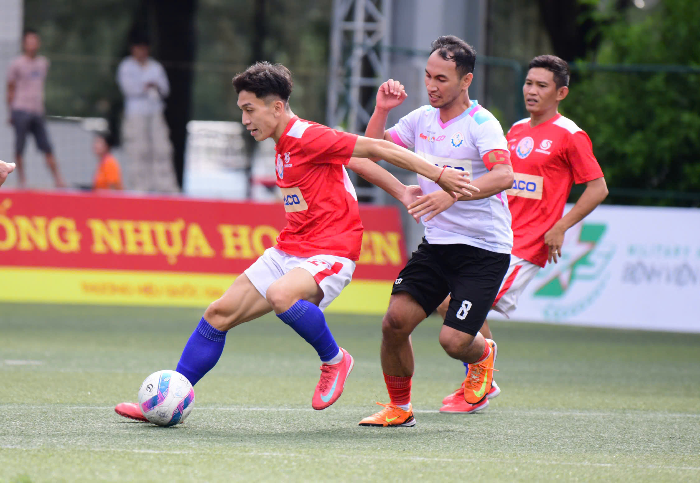 Bỏ giấc mơ chuyên nghiệp, về quê tìm cuộc sống ổn định - Ảnh 1.