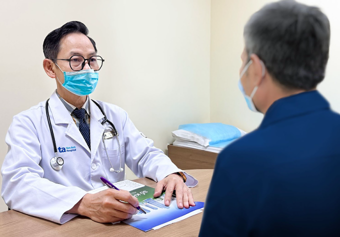 Bác sĩ Thành khám cho anh Huy khi tái khám. Ảnh: Bệnh viện Đa khoa Tâm Anh