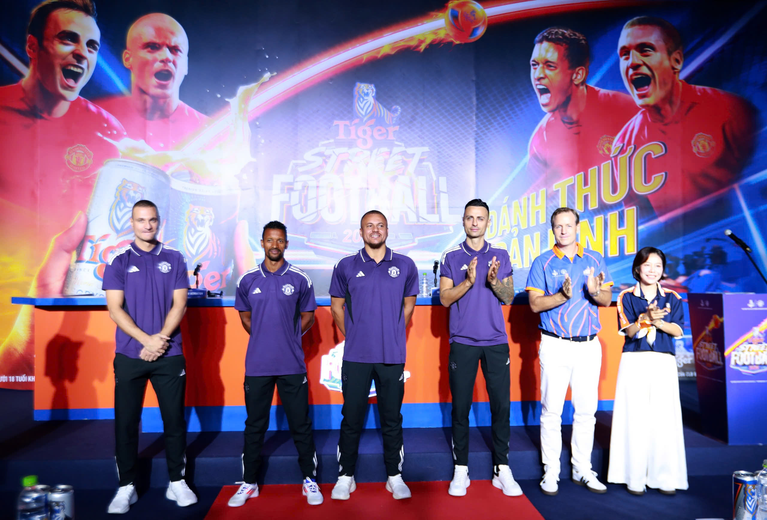 Bộ tứ huyền thoại M.U đối đầu nhau khi dẫn dắt 4 đội bóng đá đường phố Việt Nam- Ảnh 1. Bộ tứ huyền thoại M.U đối đầu nhau khi dẫn dắt 4 đội bóng đá đường phố Việt Nam- Ảnh 1.