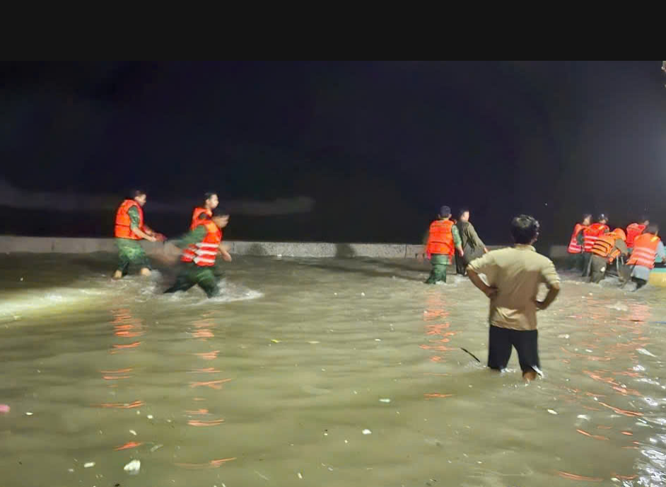 Ngư dân mất tích ở Liên Hương do sóng lớn đánh chìm thúng - Ảnh 1.