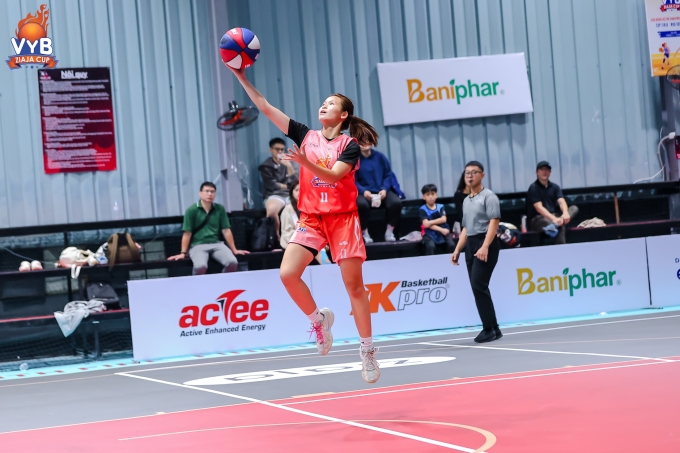 Lý Hải My - trụ cột của THPT Vinschool The Harmony thực hiện pha lên rổ trong một trận vòng bảng. Ảnh: VYB