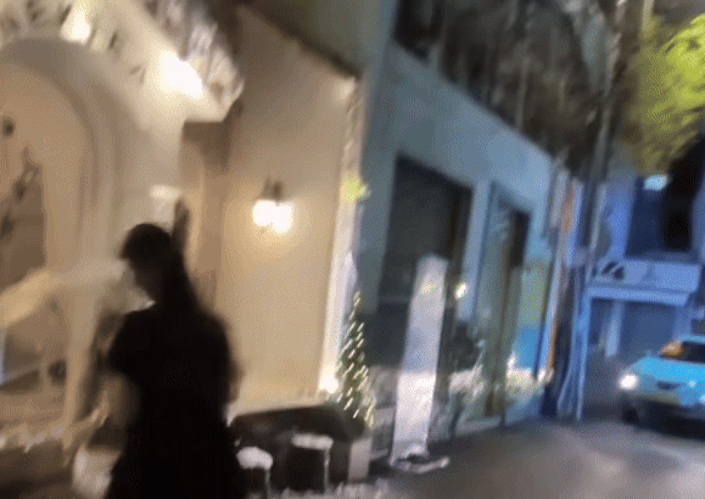 Bốn cô gái TPHCM chụp ảnh ở quán cà phê gây ồn, bị người dân tạt xô nước - 1