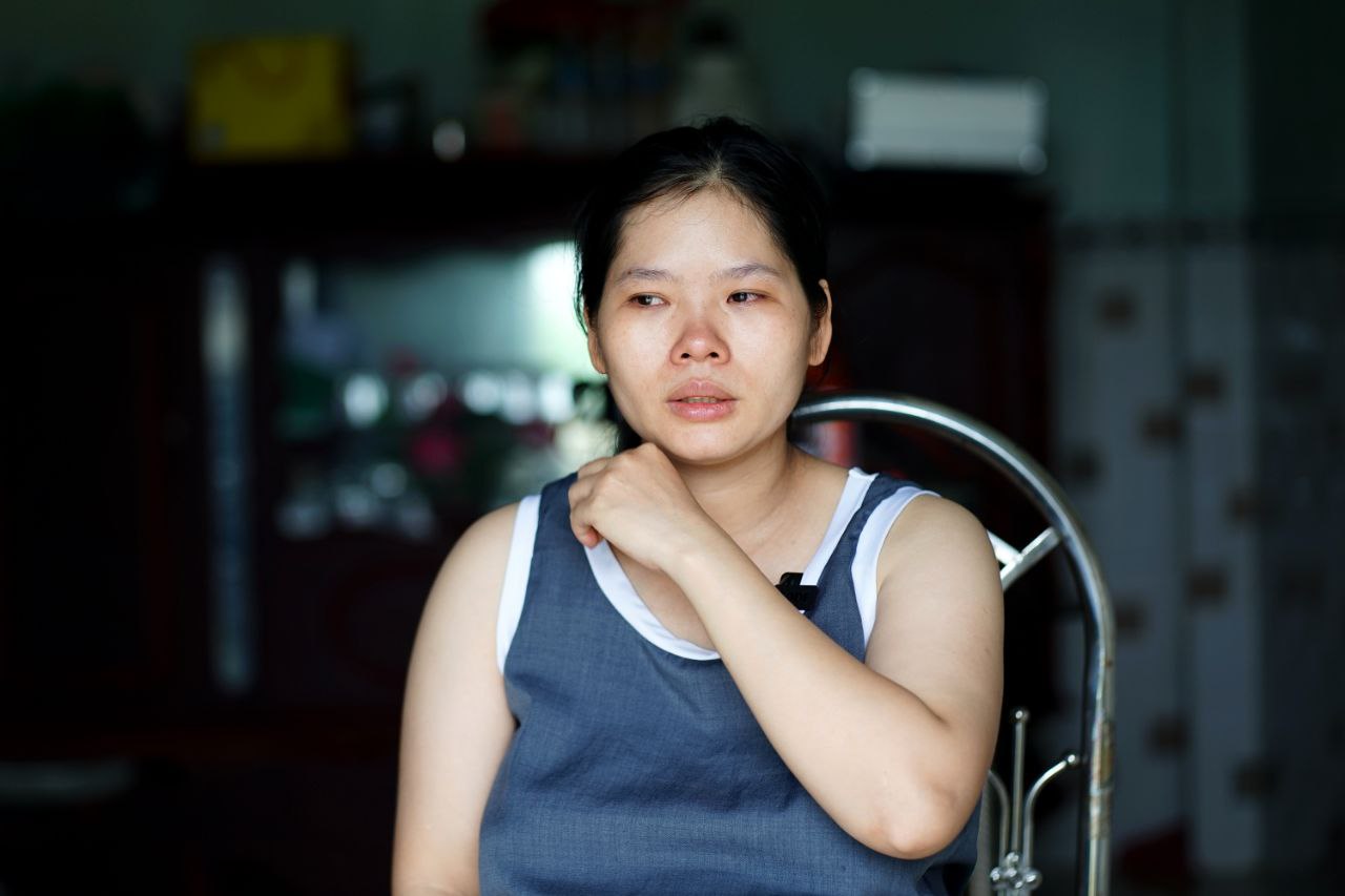 Mẹ bầu ôm 3 con chạy lũ, chen cùng 70 người trong một ngôi nhà: 