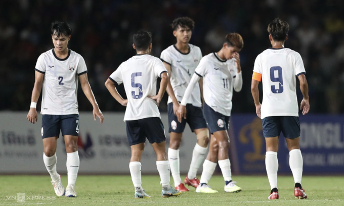 Cầu thủ Campuchia khi thua Myanmar 0-2 ở lượt trận thứ tư bảng A bóng đá nam SEA Games 32 trên sân Olympic ở Phnom Penh, Campuchia ngày 7/5/2023. Ảnh:Đức Đồng.