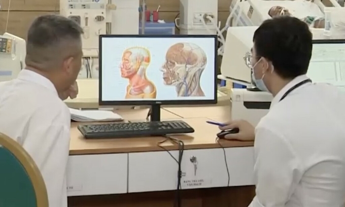 Các bác sĩ thảo luận về tình trạng ngộ độc botox của bệnh nhân. Ảnh: Nguyên Hà