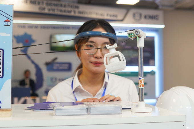 Mô hình được Brain-Life dùng để mô phỏng sức mạnh của não được trưng bày tại một sự kiện tháng 10/2025, trong đó người dùng đeo vòng và điều khiển thiết bị từ xa. Ảnh: Lưu Quý