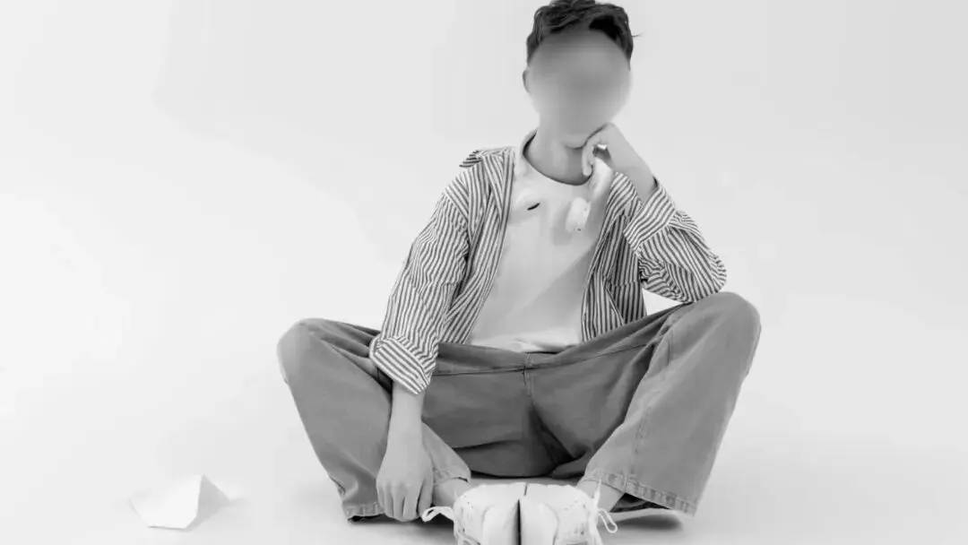 Bức tranh vẽ đoàn tàu khiến hàng triệu người bật khóc- Ảnh 1.