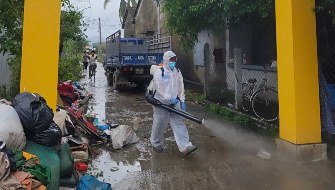 Lực lượng y tế phun khử khuẩn và vệ sinh môi trường sau khi nước rút. Ảnh: Sở Y tế Đăk Lăk