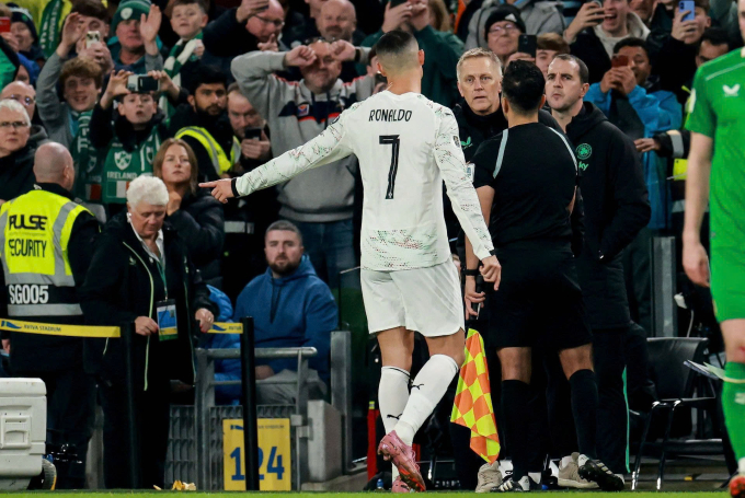 Ronaldo rời sân sau khi nhận thẻ đỏ trong trận Bồ Đào Nha thua Ireland trên sân Aviva, thành phố Dublin, Ireland, lượt áp chót bảng F vòng loại khu vực châu Âu, World Cup 2026 tối 13/11/2025. Ảnh: Imago