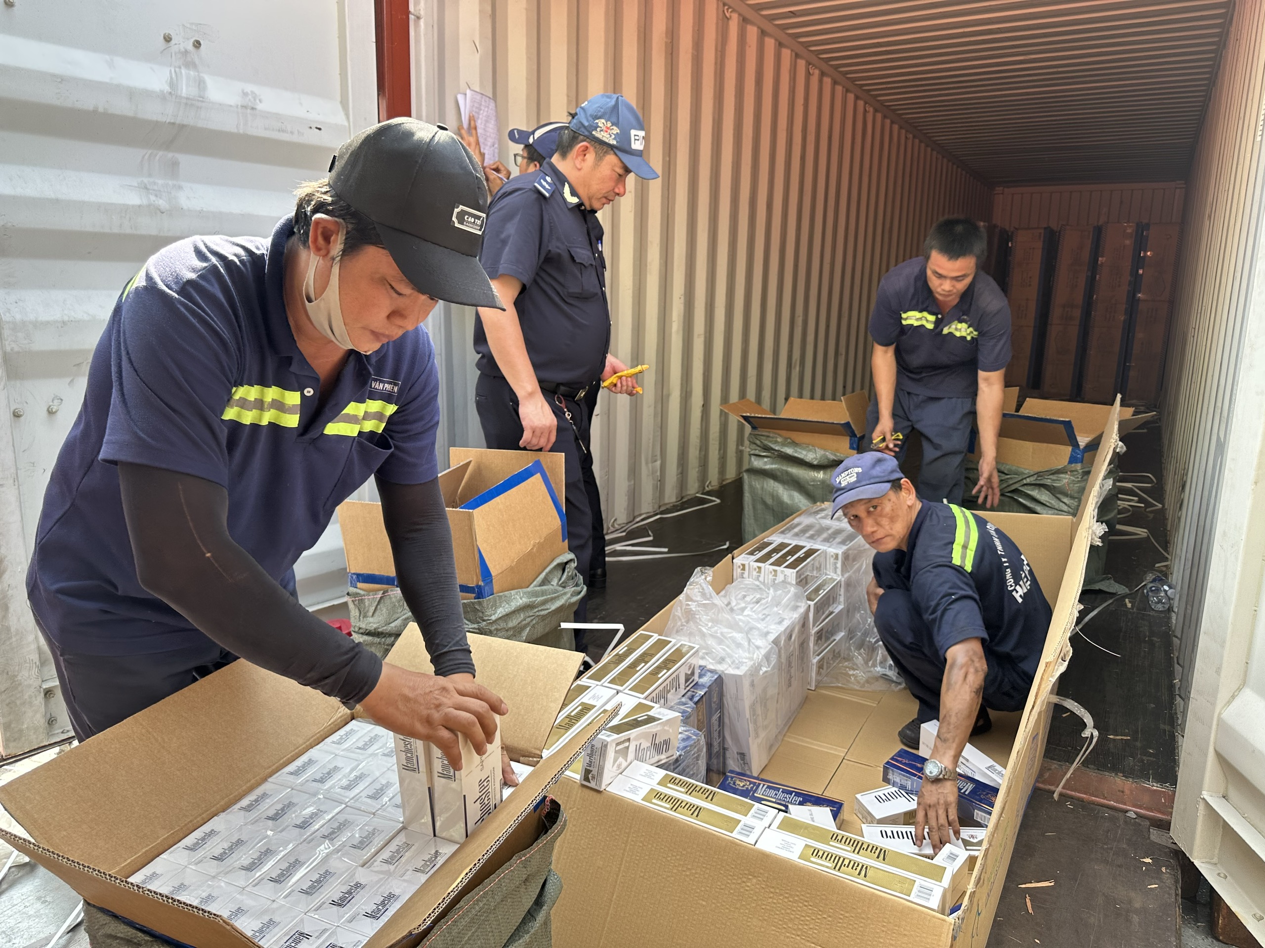 Buôn lậu thuốc lá điếu ngày càng tinh vi- Ảnh 1.