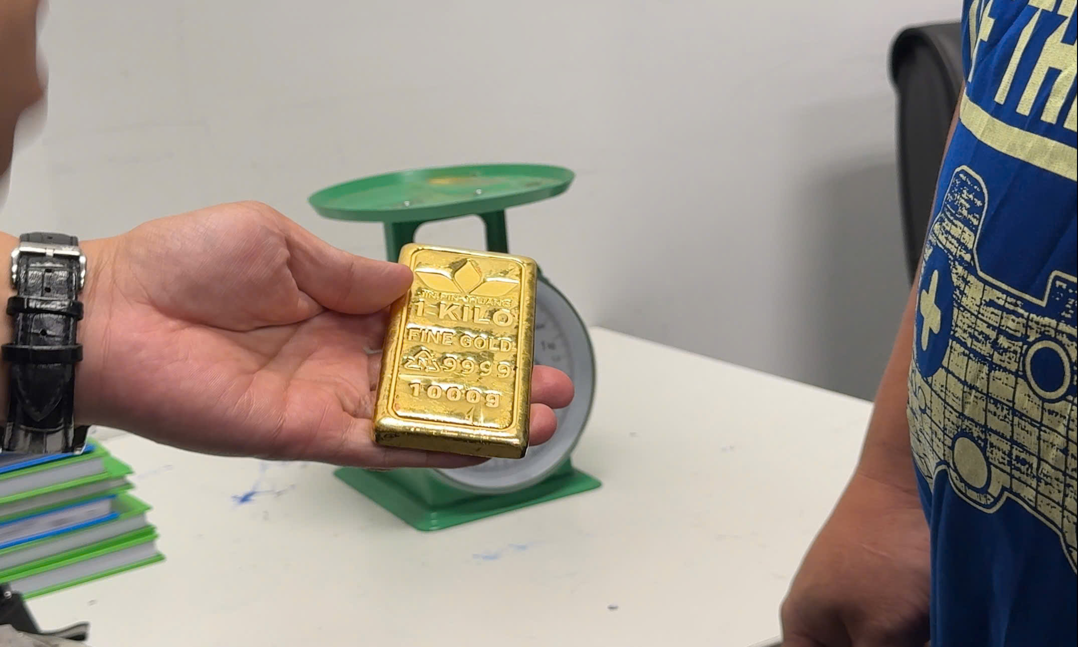 Chênh lệch giá vàng lớn, nổi cộm buôn lậu vàng - Ảnh 1.