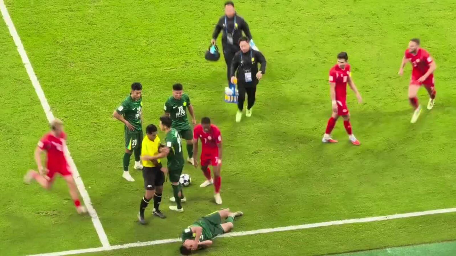 CLB Trung Quốc và Công an Hà Nội hỗn chiến, bị CĐV ném vật thể lạ