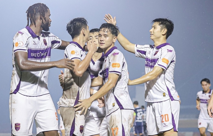 Các cầu thủ Becamex TP HCM mừng chiến thắng 2-1 trước Hải Phòng ở vòng 10 V-League 2025-2026, tối 5/11 trên sân Gò Đậu. Ảnh: TP HCM FC