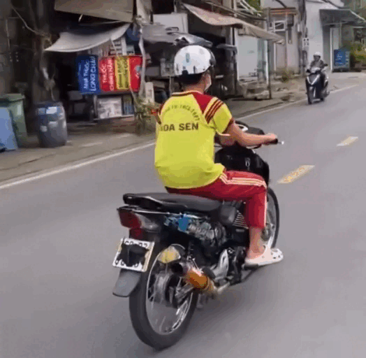 Clip học sinh chạy xe độ, che biển số: CSGT TP.HCM phạt cả học sinh lẫn chủ xe- Ảnh 1.