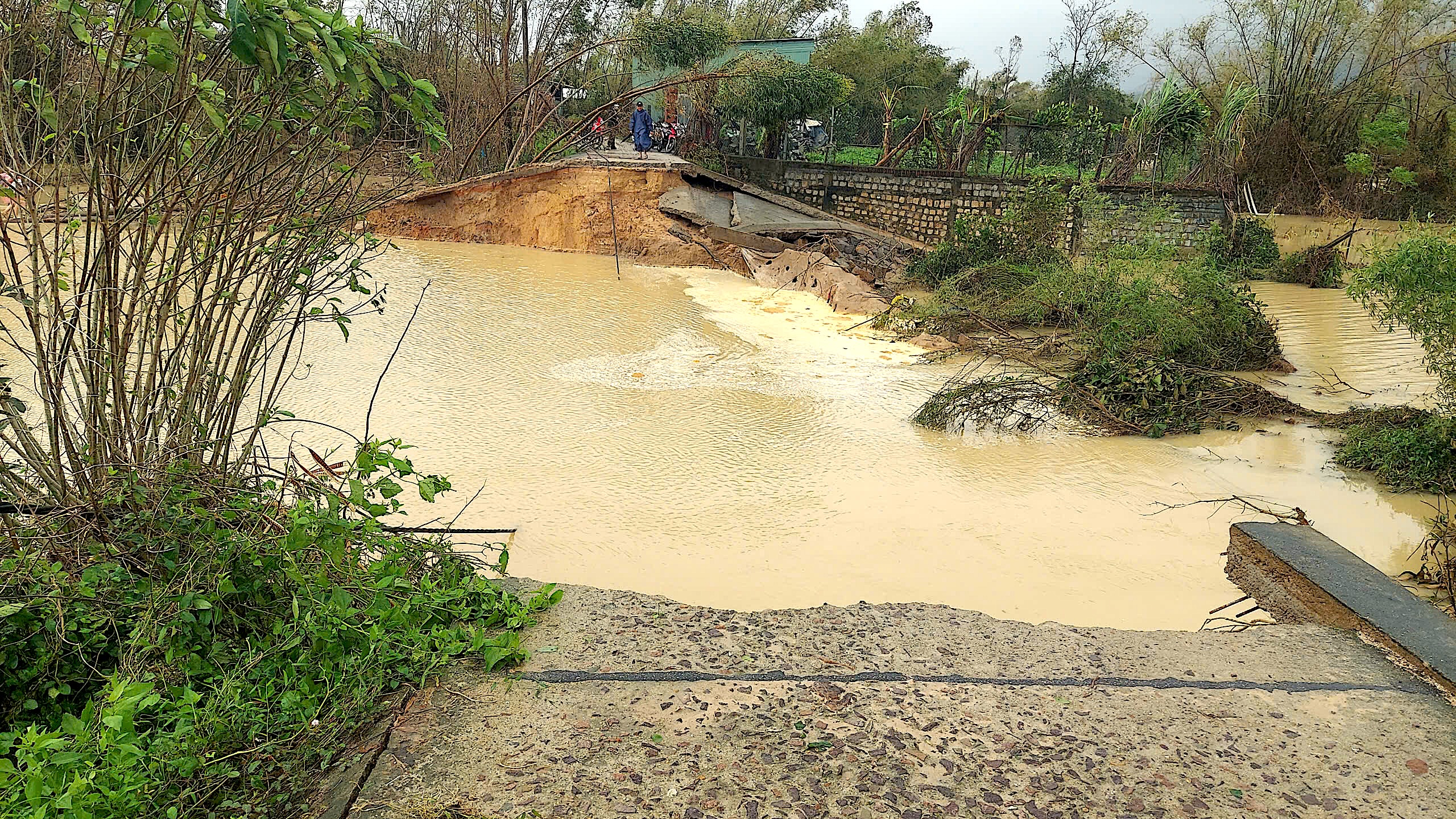 Cả đời chưa từng thấy lũ dữ, bật khóc nhận cứu trợ ở Gia Lai- Ảnh 1.
