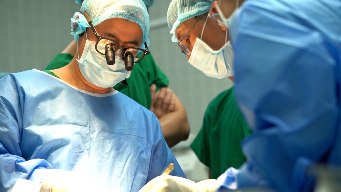 Các y bác sĩ Bệnh viện Chợ Rẫy trong ca mổ ghép phổi đầu tiên phía Nam, ngày 8/11. Ảnh: Bệnh viện cung cấp