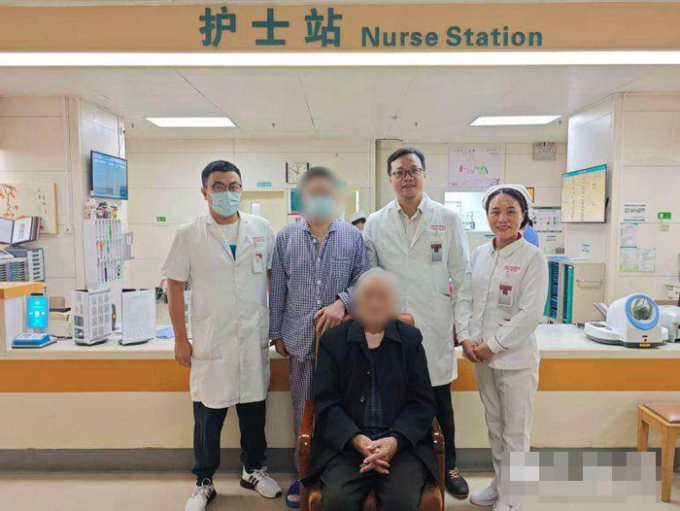 Cha con ông Trịnh (che mặt) cùng các y bác sĩ tại Bệnh viện Tương Nhã. Ảnh: Guancha