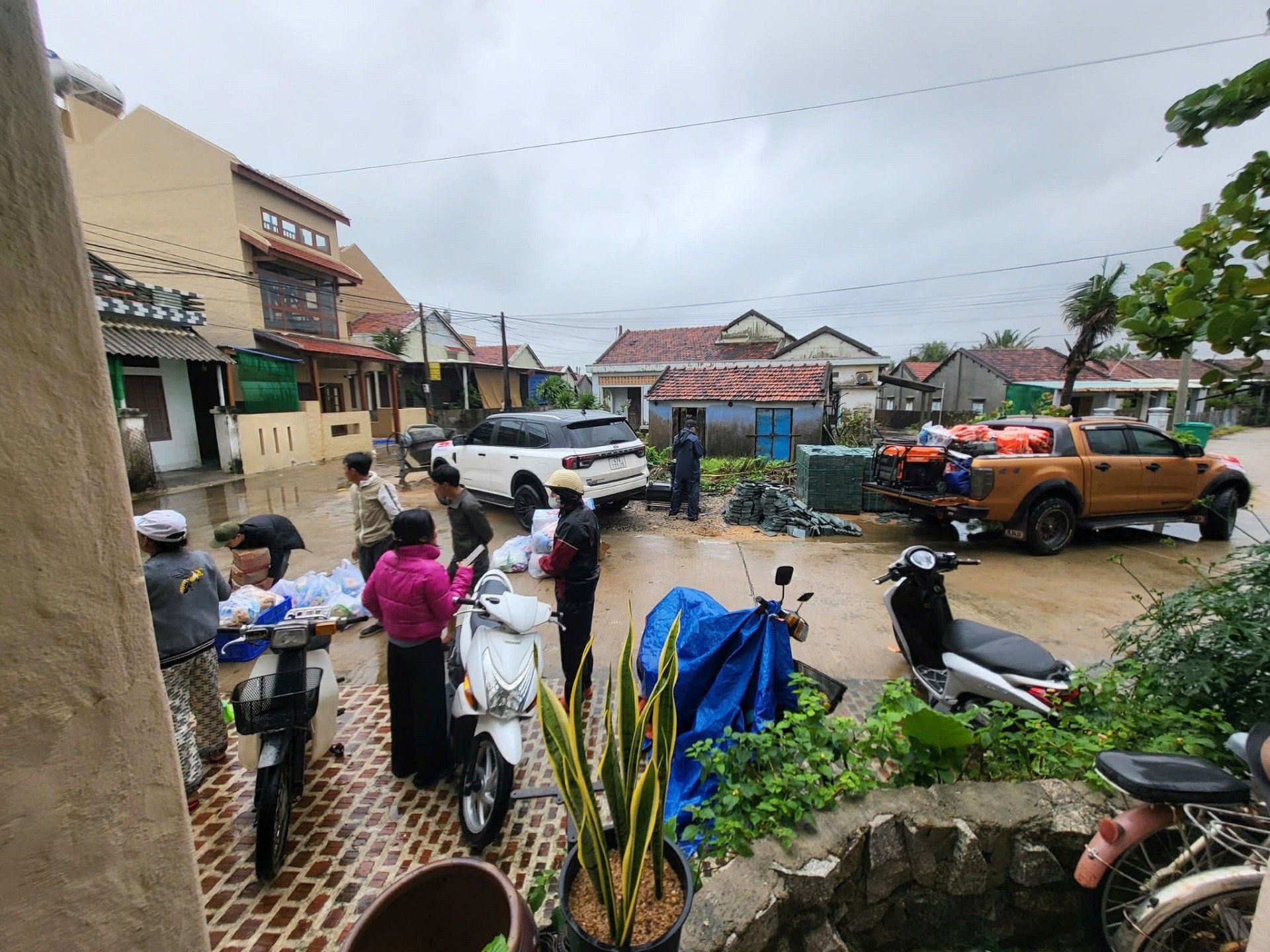 Cả làng du lịch ở Đắk Lắk 'hò nhau' đón khách miễn phí, chở đồ cứu trợ vùng lũ - 1