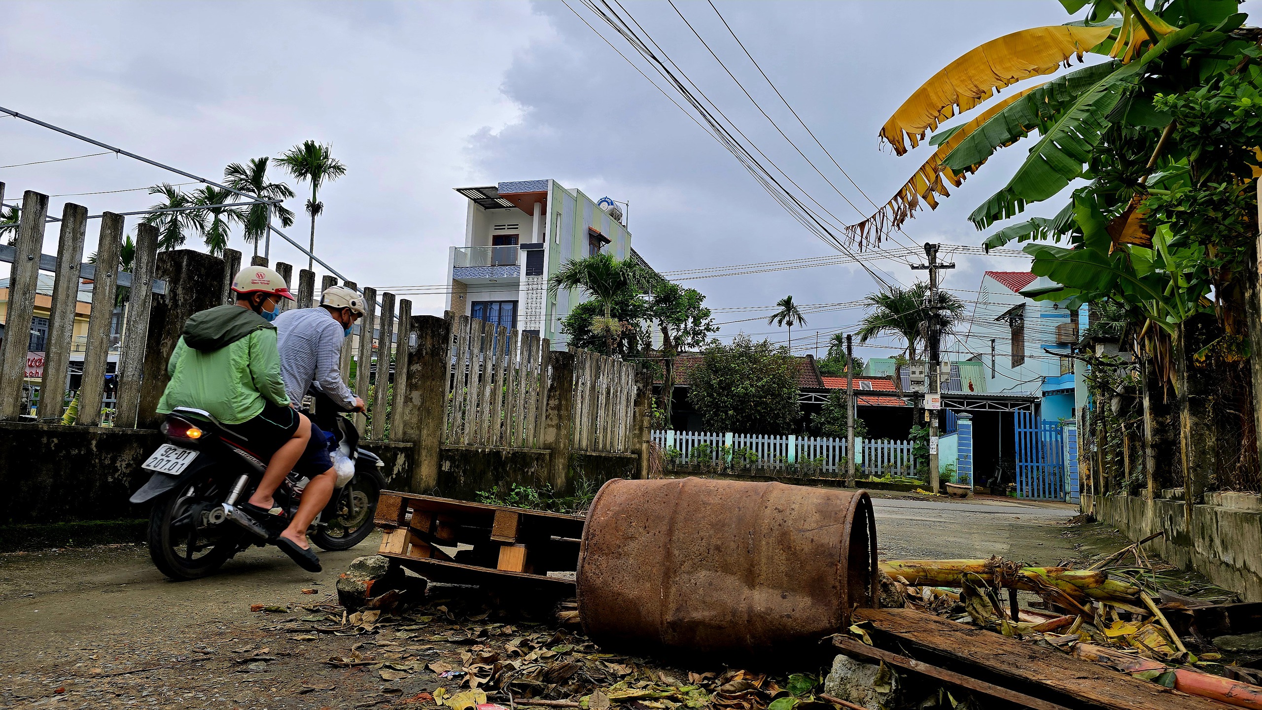 Cả làng đặt barie tự chế, ngăn xe né trạm BOT ở Đà Nẵng - Ảnh 1.